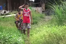 喇叭一吹被人追五条街#街头恶搞 #恶作剧 #恶搞 #整蛊