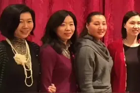 中国女排记忆，中国女排“黄金一代”雅典奥运会冠军球员冯坤和加提蓬2015年北京举行婚礼.当年队友李珊、张越红、王丽娜、周苏红、宋妮娜、李颖、刘亚男、张娜、陈静合影留念，满满的回忆！#上热门 #中国女排 #雅典奥运会 #女排黄金一代