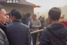 00后开始慢慢成为村里主力军，接过父辈的活，担重任帮抬棺！网友：抬起来那一刻，顶天立地#民俗文化 #传承 #00后登场