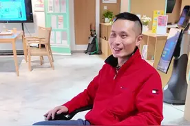 日本人搞养老真的厉害，把轮椅玩出了新高度 日本养老细节满满，5款特别实用的多功能高科技轮椅，包括标准款轮椅、防驼背轮椅、上坡助力轮椅、便携式电动轮椅和能爬台阶的智能轮椅。#养老 #养老辅具 #适老化产品  #日本养老 #银发经济