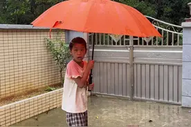 听说台风要准备来到我们这里了，我们都非常害怕，还好后面台风没有吹来….#台风 #桦加沙 #上热搜 #雨天 #童年