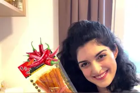 外国同学第一次品尝中国零食，竟最喜欢它？#德国 #德国生活 #欧洲 #零食 #零食推荐 #测评 #留学 #出国 #外国人 #国外生活 #美女视频封面