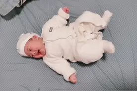 9.22出生的小老虎 3个月24天 体重15.8斤 第一次自主翻身成功