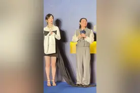 #杨紫 “女王的裙摆永远为自己爱的人” “向前看 轻舟已过万重山，勇敢飞 紫米永远在你身后！” 一个小细节就是，紫米发言时不小心踩到杨紫的裙子，可是杨紫没有提醒，而且全程温柔聆听，爱是双向的奔赴，杨紫和紫米互为底气！ #杨紫南京线下活动 #杨紫伊菲丹视频封面
