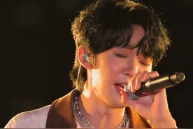 “背影深深深 梦中心痛痛痛 你如当天漂亮” #王赫野 #歌曲深深