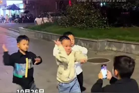 近日，重庆铜梁一年级小男孩街边跳舞，自带“摄影师”跟拍运镜。网友：看到成片我惊了！视频封面