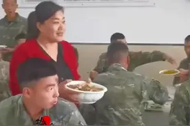 爸爸妈妈跨越千里来部队看望儿子，当看到爸爸妈妈出现在眼前，儿子瞬间泣不成声，无论什么时候，在父母面前，永远是个孩子！#母爱 #父爱  #感动瞬间