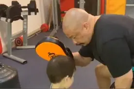 9年前，父亲手把手教女儿练自由搏击，经过9年时间的蜕变，女儿的成长，这背后少不了父亲的付出跟汗水，最后一拳肘击拳没接住🤣脑瓜嗡嗡的#父爱如山#言传身教#上热门 #传递正能量 #少儿拳击视频封面