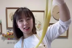 家庭版雪媚娘，用料和做法都很简单，还能拉丝呢，小朋友们直呼好吃，太满足了。电影可以重放，童年不能再来，愿宝贝们永远开心快乐。#雪媚娘 #拉丝 #宝贝们健康成长视频封面