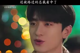 女友想弹吉他，男友街边借了一把给她弹唱，谁料开口惊艳路人，还被路过的星探发现！视频封面