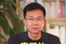 #真正的健康码来了 国务院联防联控机制今天（9日）印发《新冠重点人群健康服务工作方案》，当中明确按照患基础疾病情况、感染后风险程度等分高中低风险，分别标记红黄绿三种颜色。#新冠重点人群健康服务方案 #大v快评视频封面