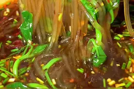 喜欢吃酸辣粉的朋友们，再也不用去外面买了，在家几分钟就搞定。吃起来酸酸辣辣，味道很正宗！特别过瘾#酸辣粉开吃 #妈呀太香了 #口感非常好 #酸辣粉做法 #酸辣粉视频封面