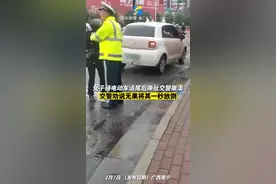 2月7日，广西南宁，女子骑电动车追尾后撕扯交警撒泼，交警劝说无果将其一秒放倒#交警 #追尾 #撒泼打滚视频封面