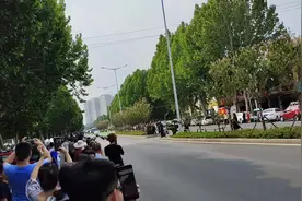 警车鸣笛，护送英雄回家，忍不住的泪奔不止视频封面