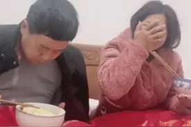 女儿凌晨喊爸妈起床吃饭，主打就是一个反向操作#河南dou知道 来源@🍑.视频封面