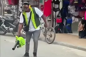 #国外恶搞路人 #国外恶搞视频 #看完整段视频眼泪都笑出来视频封面