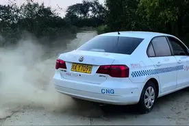 最牛学员挑战全网窄路一秒掉头，这操作估计很多老司机都不一定有这技术#专业动作请勿模仿