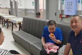 今日聂叔的大哥大嫂过来看我聂叔了 我聂叔又激动的哭了视频封面