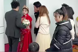 二婚妈妈今日即将远嫁，忍痛和孩子做最后的分别，没想到新郎转身这一抱，抱出了男人的担当，爱她就要包容她的一切，网友：新娘这次嫁对人了！视频封面