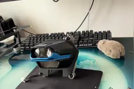 用宝马m4的激光大灯做夜行头的，没有一个手电能比这效果了！