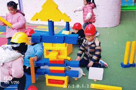 今日幼儿园户外搭建日记：梦想的城堡，小朋友的想象力真丰富啊！视频封面