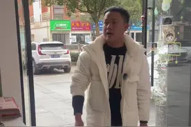 自己吃个炒粉都不舍得，送起酒来出手可大方。不过临川贡酒确实好喝，过年就喝抚州人自己的酒，临川贡酒。#幽默段子 #临川贡酒 #过年必备临川贡酒 #过年必喝临川贡酒 @抖加🔥上热门🔥dou+🔥热点宝 #过年抚州人当然要喝临川贡酒视频封面