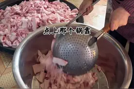 农村杀猪第二天靠猪油 今年的年猪比较胖400多斤，整整出了两大盆猪油，纯粮食喂的肥肉比较厚，我们都去掉猪皮洗干净切成片靠油，然后油脂了（猪油渣）留着包饺子包包子成香了#新农人计划2024 #乡村生活家 #杀年猪了 #猪油