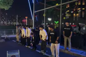 刚刚来了一个女的问这边是不是男模😂视频封面