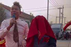 今天美女太多我给小郑找个媳妇#主持人大凯 #气氛搞起来 #真热闹 #喜事