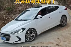 开自动挡下长坡，只会踩油门就错了，老司机演示这才是正确做法 #每天一个用车知识 #新手上路 #自动挡 #驾驶技巧视频封面