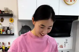 小时候做疙瘩汤，也是老打不好，打出来都是面疙瘩块，后来发现了这个小方法，打出来粒粒分明，小白都不会失手…分享给姐妹们，天气越来越凉了，早上给孩子们来一碗，吃的也舒服[愉快]南方的姐姐们，你们喝疙瘩汤吗？可以试一试呀，真不错👍#疙瘩汤#给家人做美食#日常做饭 @抖音短视频