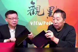 苑举正羡慕唐湘龙开箱华为三折叠，不让摸气的爆“三字经”。