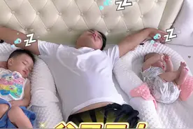 自从有了孩子连翻身都是小心翼翼 #男人带娃系列 #萌娃日常 #晒出越养越上头的人类幼崽 #当代宝爸带娃现状视频封面