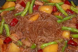 这是我家一周吃8回都不腻的豆角土豆炖粉条，土豆软烂入味，粉条吸饱了汤汁，真的太香了！#土豆炖豆角粉条做法 #家常菜