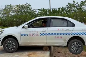 倒车不小心两后轮掉下路坎，车轮失去抓地力，老司机教你一个人该如何正确自救#专业动作请勿模仿视频封面