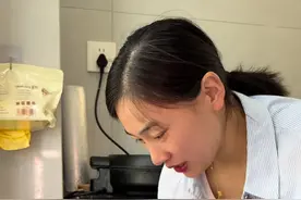 腌点黄瓜吃…配个小米粥，配点稀饭都特别好吃，清脆爽口，做起来也简单，姐妹们一起腌黄瓜吧#腌黄瓜@抖音短视频视频封面