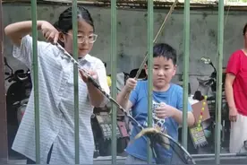 7月18日，江苏南京，小孩哥姐简陋装备钓大鱼，围观老小乐开花，网友：受伤的只有钓鱼佬！视频封面
