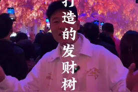 “发财树”是由99999片树叶组成，每一片都是纯金打造，也希望见到的人都能够黄金万两#澳门 #发财树 #永利皇宫 #带你看世界