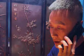 "你信不信，有人关闭自己的访客记录来搜索你的帐号，看完你所有的作品，所有评论，了解你的近况，一句话也不说，也不点赞，主要还不让你知道，那个偷偷访问你主页的人，天天看你各种动态，偷偷看你照片，他（她）比任何人都爱你，只是再无身份联系你…"#情感