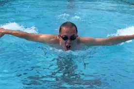 热浪滚滚，狗爬泳姿来袭。