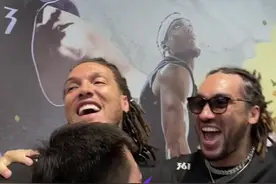 在偶像@阿隆戈登 AaronGordon 的面前向心爱的女生求婚是种什么体验？#戈登总冠军中国行 #触地即燃 #向东燃 #阿隆戈登 #七夕