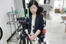 我没那么好看，其实还有点难看，早已是病入膏肓，甚至话都说不好了，美颜十二级，勇气十二分，我竟然也做自媒体，传播正能量，呼吁更多绝境中的人们自食其力，勇敢做自己，感谢抖音平台，感谢所有善良，今天我又来展示我身上吊带长裙和小西装了，你们看好看吗？➗窗有同款哦