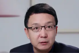 你在照镜子，镜子里的人也可能在看你！女孩子一定要看完！#安全提醒 #酒店安全 #警惕 #隐私保护