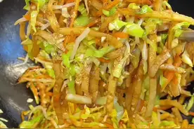 听我的 晚饭做个炒饼丝，嘎嘎下饭嘎嘎香！#妈呀太香了 #炒饼丝做法 #我的厨房日记