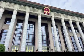 北京预约真的烦哦。天安门广场跑了四趟了，预约的时间都不在同一天，每次排队安检到进展一个半小时起步，参观就半小时不到😢大会堂开放的就只有四个厅，没有浙江厅，万人大礼堂也没有开放#人民大会堂 #万人大礼堂