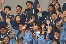 6月21日，山东。青岛大学毕业典礼上同学们歌曲串烧，年轻人的家国情怀全唱出来了#毕业季 #青岛大学 #歌曲串烧