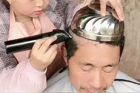 年仅8岁的小男孩，凭借精湛的美发技艺走红网络#高手在民间 #美发#萌娃成长记 #爸爸花式带娃视频封面