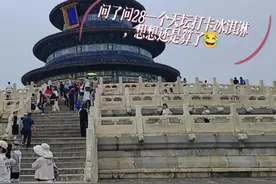 讲了好几遍《邓小平爷爷植树》，今天终于来到天坛公园看树了