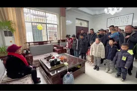 血脉相连的亲人 相亲相爱的一家人欢聚一堂 世间最珍贵莫过于亲情视频封面