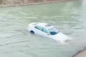 #道路千万条安全第一条 #开车注意安全第一 #男人开车操作失误直奔河里#两个英雄好汉奋不顾身跳下河里救人#直得家人们表！视频封面